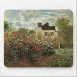 Monet's Garden in Argenteuil von Claude Monet Mousepad<br><div class="desc">Der Artist's Garden in Argenteuil (Eine Ecke des Gartens mit Dahlias) (1873) von Claude Monet ist ein Vintager Impressionismus feiner Kunst Blumenmalerei. Ein Landhaus liegt im Hintergrund. Ein Paar in der Liebe geht vorbei an einem romantischen Frühlingsgarten mit blühenden Rose und anderen Blume. Über den Künstler:Claude Monet (1840-1926) war ein...</div>