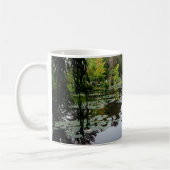 Monets Lily Pond, Giverny, Frankreich Kaffeetasse (Links)