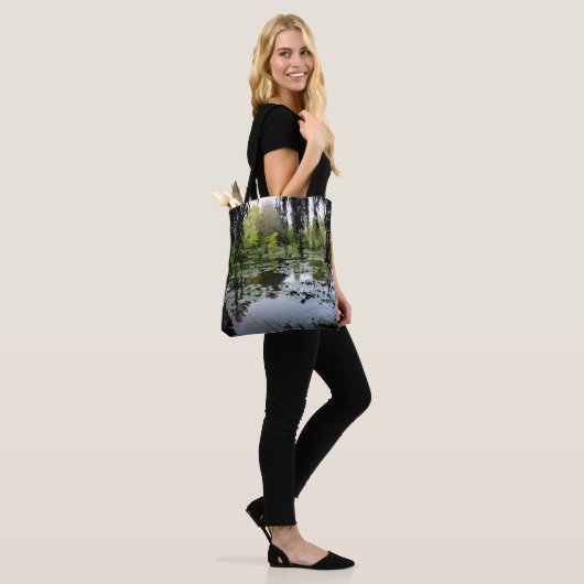 Monets Lily Pond, Giverny, Frankreich Tasche (Am Model)