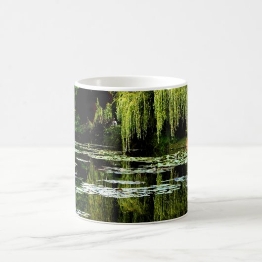 Monets Lily Pond with Willows, Giverny, Frankreich Kaffeetasse (Mittel)