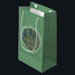 Monets Party Water-Lily Pond und Footbridge Kleine Geschenktüte<br><div class="desc">Dies ist eines seiner berühmten Gemälde aus seinem Wassergarten auf seiner Zuhause in Giverny. Claude Monet (1840-1826) war einer der Gründer der französischen impressionistischen Bewegung. Er ist vielleicht am meisten für seine Gemälde von Lilien und Wasser bekannt. Der Begriff Impressionismus leitet sich aus dem Titel seines Gemäldes "Impression, Sunrise" ab....</div>