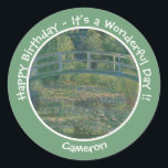 Monets Party Water-Lily Pond und Footbridge Runder Aufkleber<br><div class="desc">Dies ist eines seiner berühmten Gemälde aus seinem Wassergarten auf seiner Zuhause in Giverny. Claude Monet (1840-1826) war einer der Gründer der französischen impressionistischen Bewegung. Er ist vielleicht am meisten für seine Gemälde von Lilien und Wasser bekannt. Der Begriff Impressionismus leitet sich aus dem Titel seines Gemäldes "Impression, Sunrise" ab....</div>