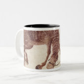 Mongolischer Nomade, der sein Pferd zum Wasser Zweifarbige Tasse (Vorderseite Links)