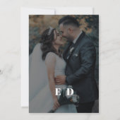 Mongram Black and White Side Wave Foto Wedding Einladung (Rückseite)