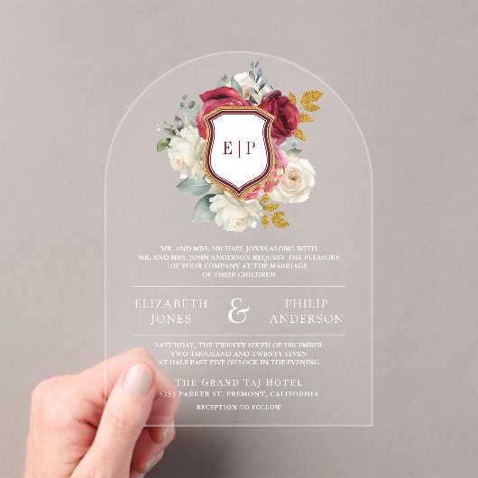 Mongram-Hochzeit von Burgundy Red Floral Wappen Acryleinladungen (Insitu (Handheld))