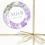 Mongram Lila Watercolor Wisteria Floral Wedding Runder Aufkleber<br><div class="desc">Monogram Lila Watercolor Wisteria Floral Wedding Stickers bietet elegante Watercolor Wisteria Blume in weicher Lavendel und lila mit grünen Blätter auf weißem Hintergrund mit Ihrem Monogramm und Hochzeitsdatum unten. Für Sie entworfen von Evco Studio www.zazzle.com/store/evcostudio</div>