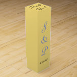 Mongram Mellow Yellow Wedding Wine Box<br><div class="desc">Hübsche, hellgelbe, solide Hintergrund Hochzeitswein Greifkästen für Ihre Empfang. Verwenden Sie für Wein oder Champagner Flaschen, die im Inneren getuckt werden, oder für Jubiläum oder andere besondere Anlass. Personalisieren Sie die Mit Monogramm Vorstellungen und das Hochzeitsdatum der Braut und des Bräutigams in blau und schwarz. Top of box hat die...</div>