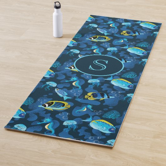 Mongram Tropical Blue Yellow Fish Illustration Yogamatte (Beispiel)