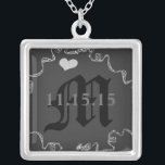 Mongram Wedding Date Anniversary Necklace Versilberte Kette<br><div class="desc">Wedding Keepake Wedding Party Necklaces - um die Hintergrundfarbe zu ändern - klicken Sie auf anpassen - klicken Sie auf Bearbeiten - wählen Sie das letzte Tool aus dem Drop-Down-Menü und wählen Sie eine der angezeigten Farben aus oder geben Sie Ihren RGB-Hex-Code für Ihre Hochzeitfarbe ein. Um die Schriftart-Farbe zu...</div>