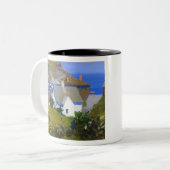 Monhegan Houses Maine von Edward Hopper Zweifarbige Tasse (Vorderseite Links)