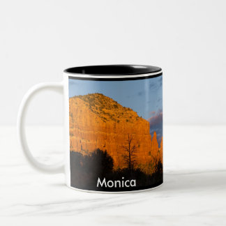 Monica auf Moonrise-glühender roter Felsen-Tasse Zweifarbige Tasse