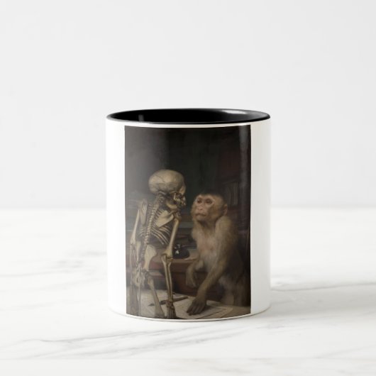 Monkey Before a Skeleton (von Gabriel von Max) Zweifarbige Tasse (Mittel)