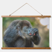 Monkey Munching Watermelon Wandteppich Mit Holzrahmen (Vorderseite)