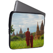 Monks with Ancient Temples Laptopschutzhülle (Vorne Rechts)