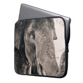 MONOCHROM-MAKRO-ELEFANT LAPTOPSCHUTZHÜLLE (Vorderseite Links)