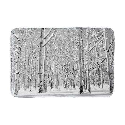 Monochrom-Türmchenbaume im Winterschnee Badematte (Vorderseite)