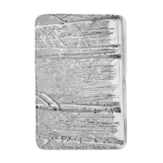 Monochrom-Türmchenbaume im Winterschnee Badematte (Vorderseite Vertikal)