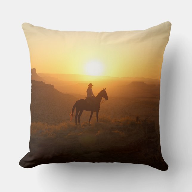 Monochromatic Golden Hour Cowboy Silhouette Desert Kissen (Vorderseite)