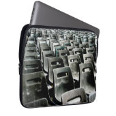 Monochromatische graue Stühle Laptopschutzhülle (Vorne Rechts)