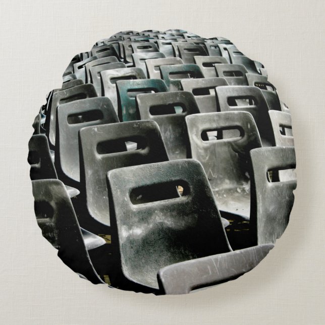 Monochromatische graue Stühle Rundes Kissen (Vorderseite)