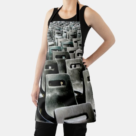 Monochromatische graue Stühle Schürze (InSitu)