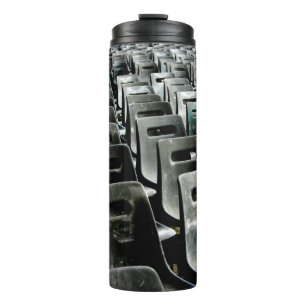 Monochromatische graue Stühle Thermosbecher