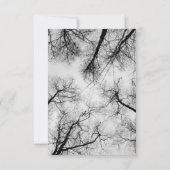 Monochromatische Treetops Hochzeit Einladung (Rückseite)