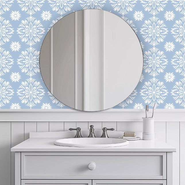 Monochromatischer Blauer Burst Tapete (Monochromatic Blue Burst Floral Wallpaper in a white bathroom.)
