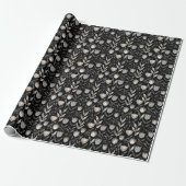 Monochromatisches Blumenmuster auf schwarzem Hinte Geschenkpapier (Ungerollt)