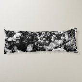 Monochrome antike Flora mit Schmetterlingen Seitenschläferkissen (Rückseite)