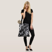 Monochrome antike Flora mit Schmetterlingen Tasche (Am Model)