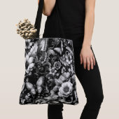 Monochrome antike Flora mit Schmetterlingen Tasche (Von Nahem)