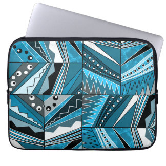 Monochrome blaue ethnische Ornamentik. Laptopschutzhülle
