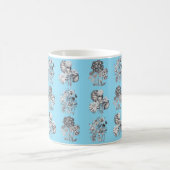Monochrome Blume auf babyblauem Hintergrund Kaffeetasse (Mittel)
