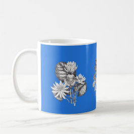 Monochrome Blume auf blauem Hintergrund Kaffeetasse