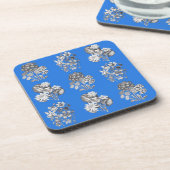 Monochrome Blume auf blauem Hintergrund Untersetzer (Linke Seite)