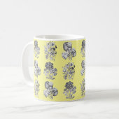 Monochrome Blume auf gelbem Hintergrund Kaffeetasse (Vorderseite Links)