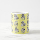 Monochrome Blume auf gelbem Hintergrund Kaffeetasse (Mittel)