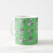 Monochrome Blume auf grünem Hintergrund Kaffeetasse (Vorderseite Links)