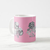Monochrome Blume auf rosa Hintergrund Kaffeetasse (Vorderseite Links)
