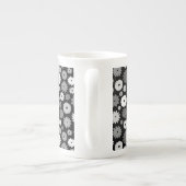 Monochrome Blütenmuster Porzellantasse (Rückseite)