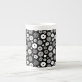 Monochrome Blütenmuster Porzellantasse (Vorderseite)