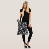 Monochrome Blütenmuster Tasche (Am Model)