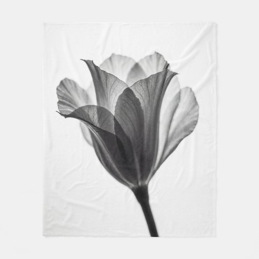 Monochrome botanische Kunstfotografie Fleecedecke (Vorderseite)