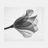 Monochrome botanische Kunstfotografie Fleecedecke (Vorderseite (Horizontal))