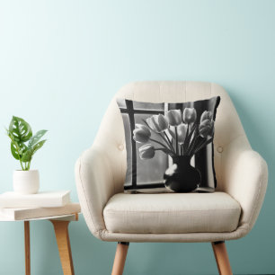 "Monochrome Eleganz: Schwarz-weißes Tulip Stillleb Kissen