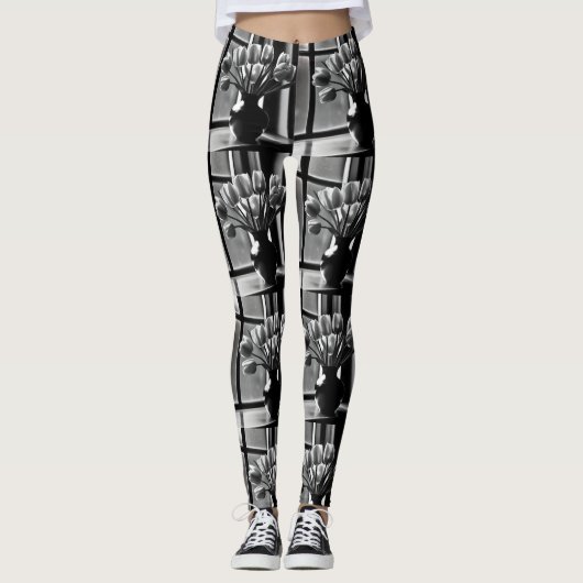 "Monochrome Eleganz: Schwarz-weißes Tulip Stillleb Leggings (Vorderseite)