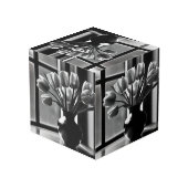 "Monochrome Eleganz: Schwarz-weißes Tulip Stillleb Würfel (Rückseite Schrägansicht)