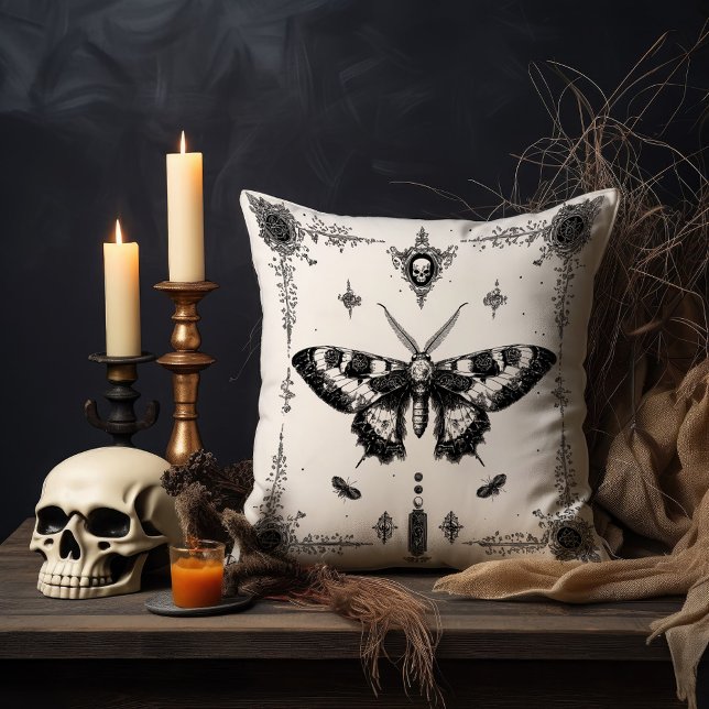Monochrome Gothic Moth Kissen (Von Creator hochgeladen)