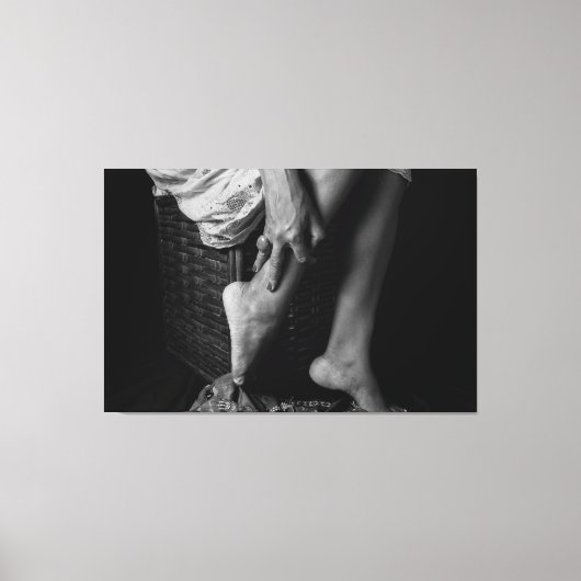 Monochrome Grace: An Artistic Study Leinwanddruck (Vorderseite)